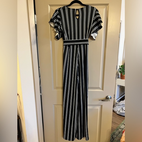 Short sleeved jumpsuit - Picture 9 of 10